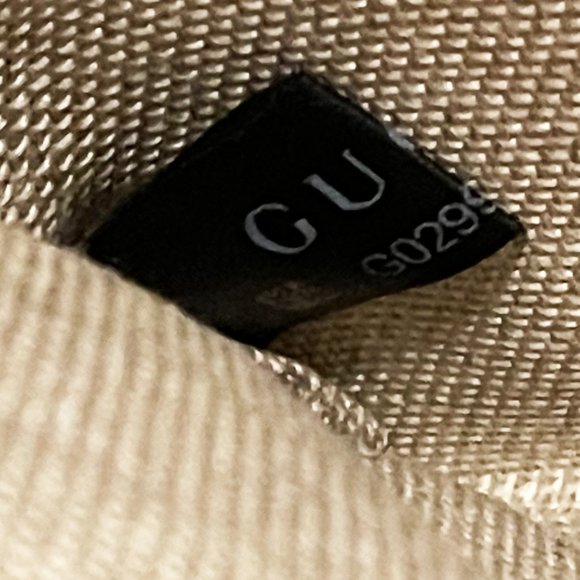 Gucci Medium Interlocking GG Leather Crossbody Bag - Picture 9 of 10